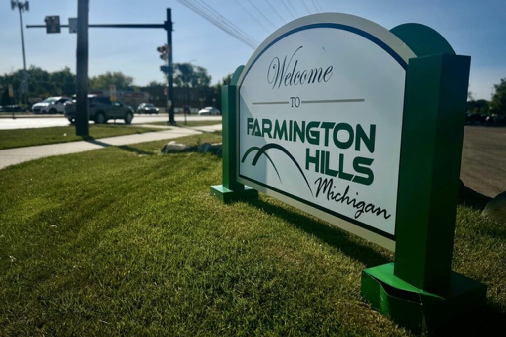 Welcom to Farmington Hills Sign